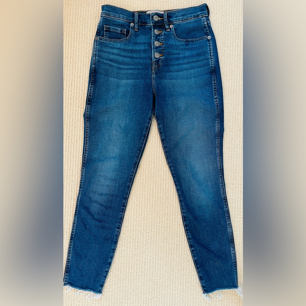 Everlane high rise jeans. Lightly worn, no stains, not pulling, great condition.